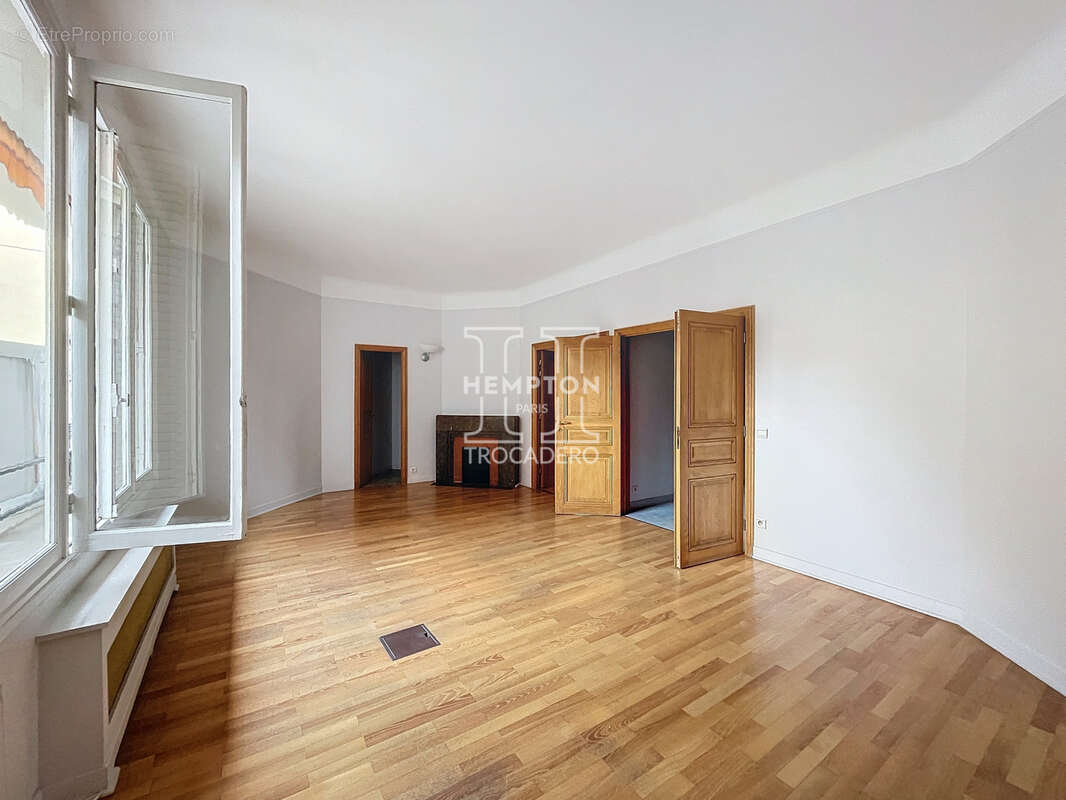 Appartement à PARIS-16E