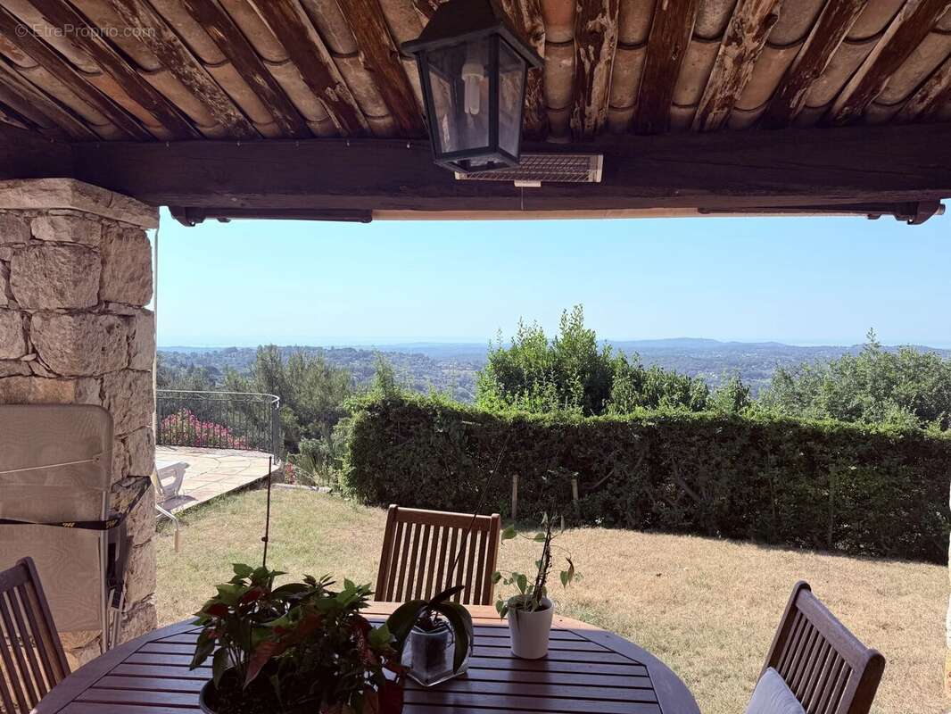 Maison à CHATEAUNEUF-GRASSE