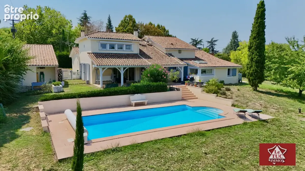Villa d'exception avec piscine, jacuzzi, double garage et petit étang. - photo 2