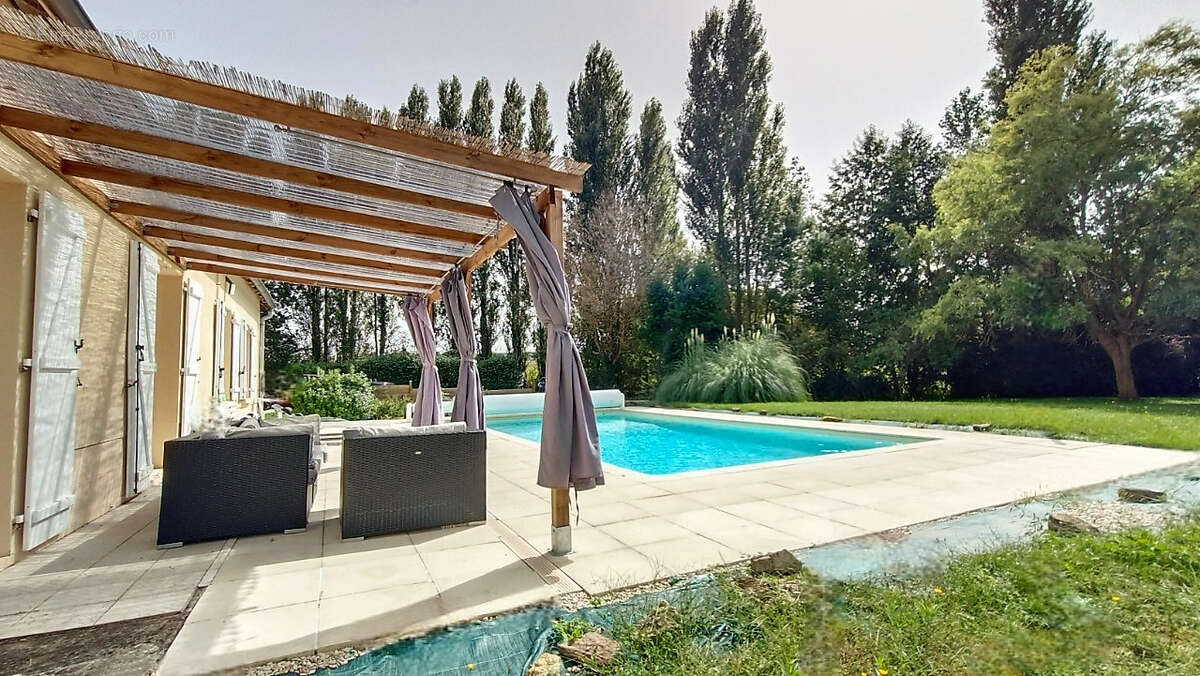 Longère de plain - pied  rénovée 7 pièces de 126 m2 avec sa piscine et son superbe terrain extérieur à 10 mn de Le Mans secteur  - photo 4