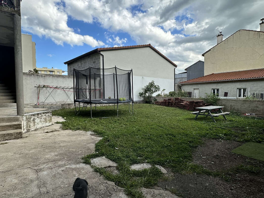 Appartement à LE CHAMBON-FEUGEROLLES