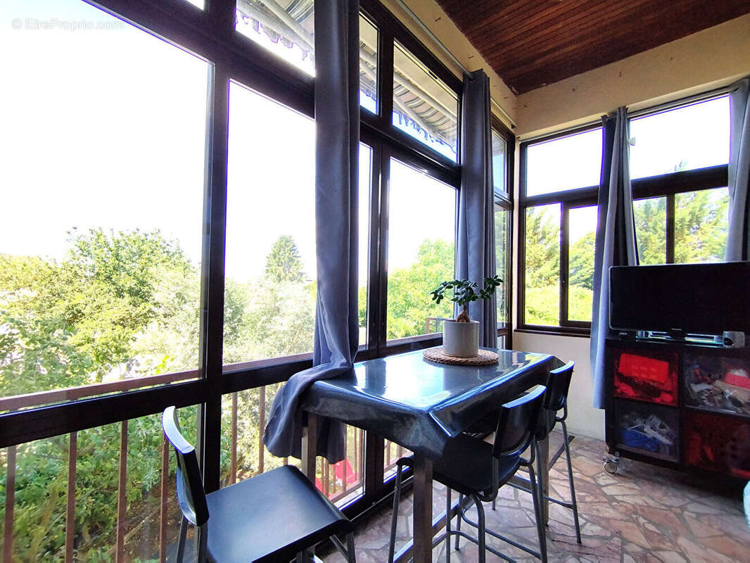 Un véritable cocon familial avec 5 chambres, deux garages et un magnifique jardin, à seulement quelques minutes de Tours et de l - photo 7