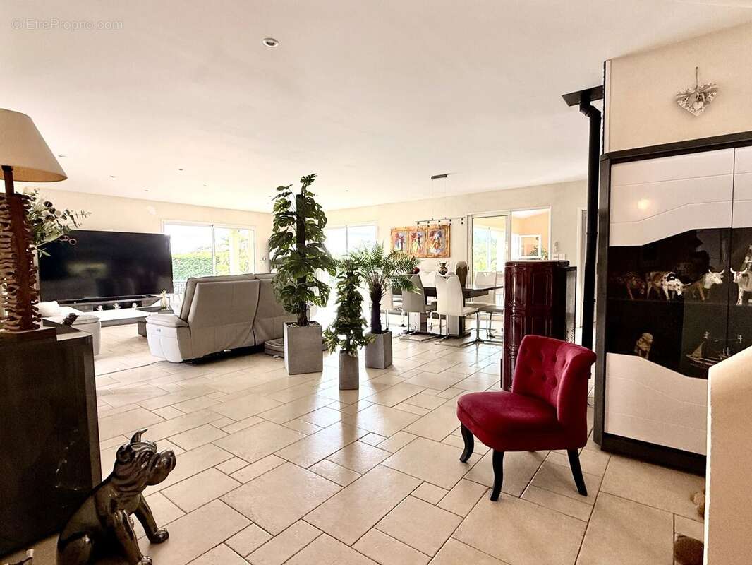 Maison élégante avec piscine, grand jardin et portail électrique – à proximité du centre de Brigueuil - photo 8