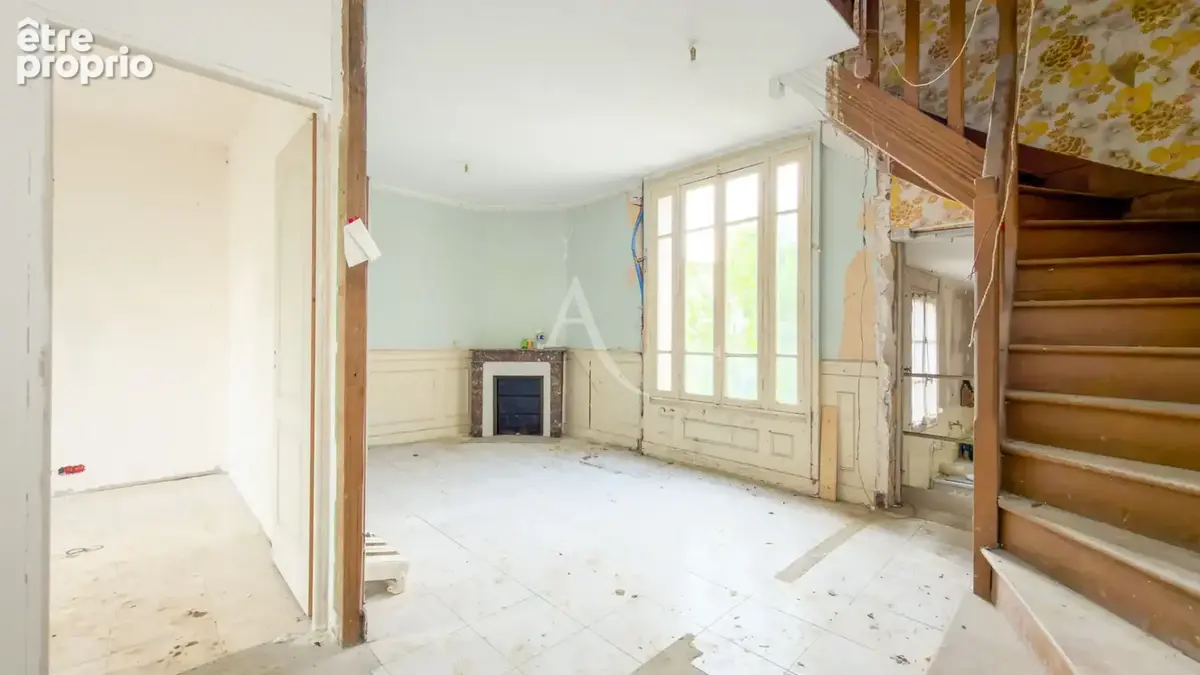 Maison à rénover avec une dépendance aménagée en fond de parcelle. - photo 2