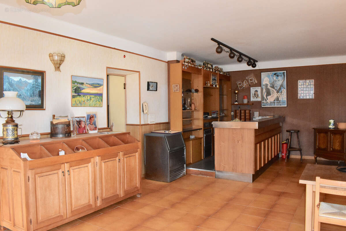 Dpt Corse (20) OSANI - Golfe de Porto, à vendre bâtiment de 920m2 à 3KM de la plage, grand terrain avec parking - photo 4