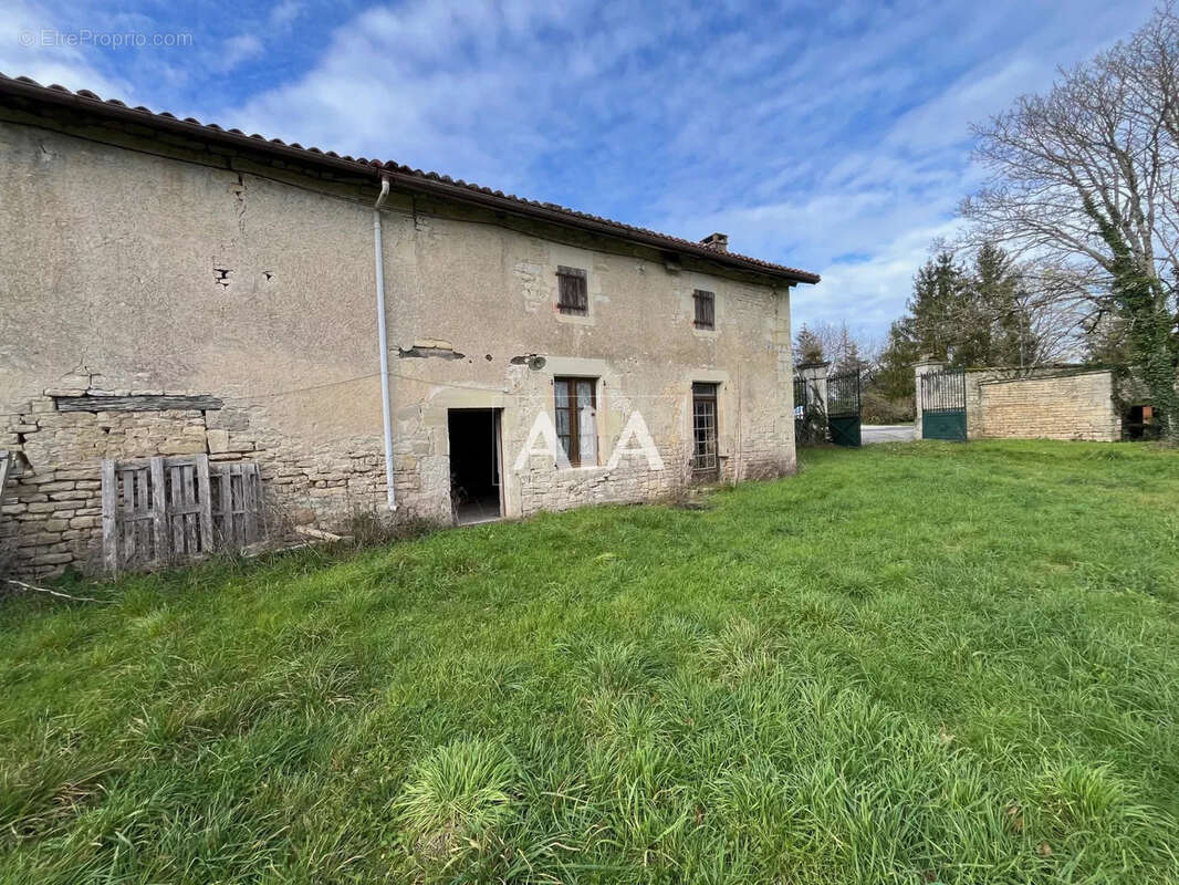 Charmante propriété à rénover avec dépendances - photo 4