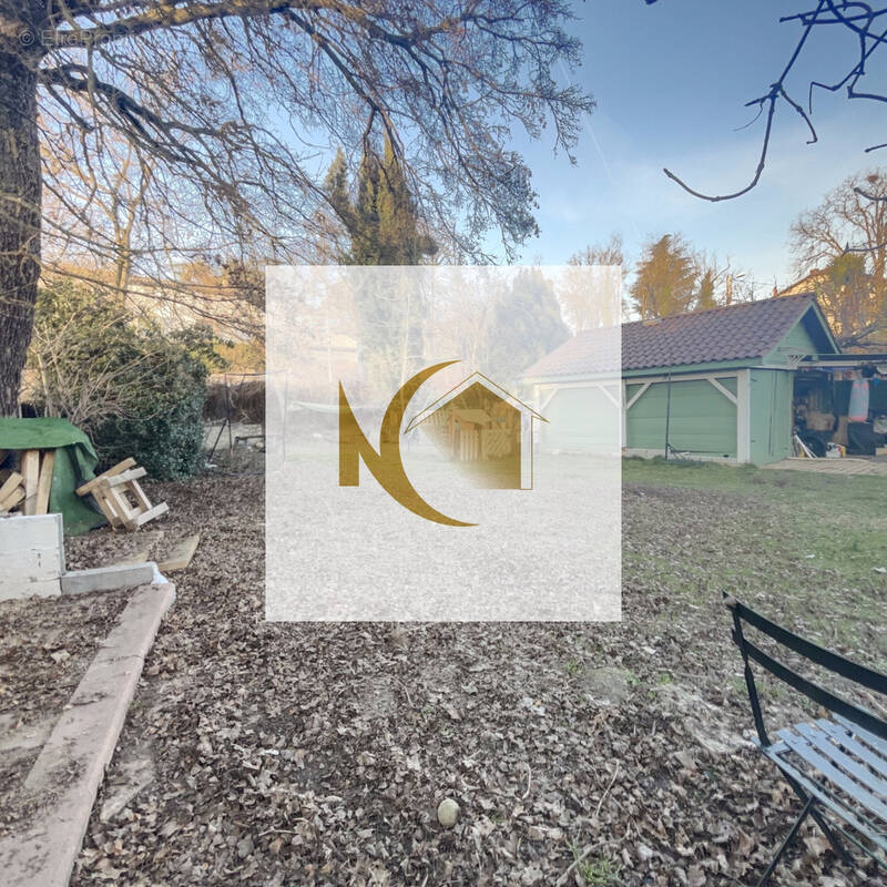 Terrain à SAINT-GENIS-LES-OLLIERES