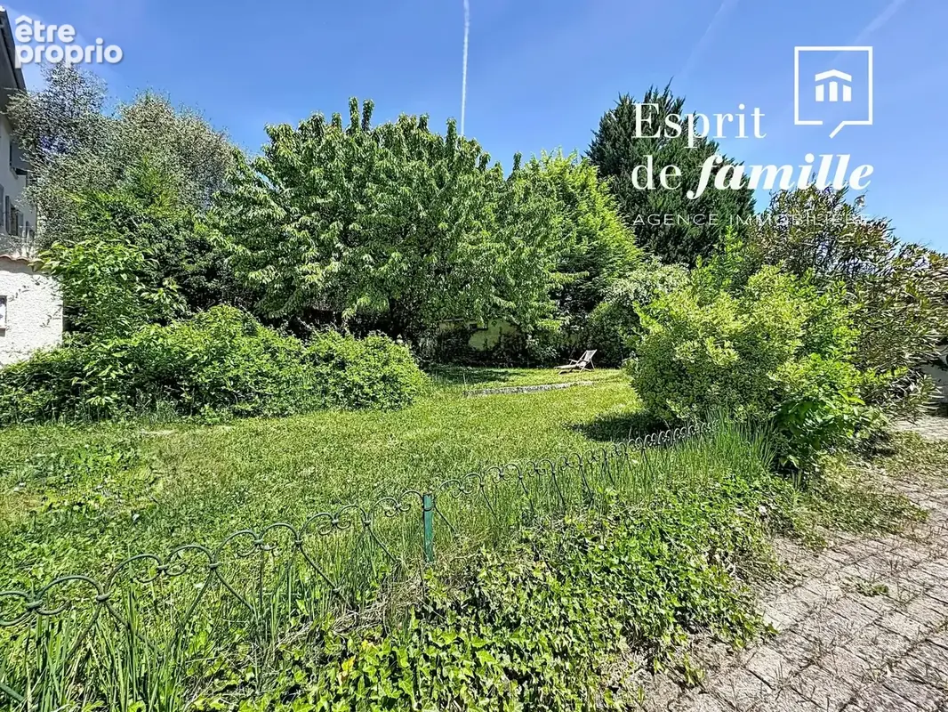 Fontaines-Saint-Martin, propriété au coeur du village 260m2 plus dépendances - photo 12