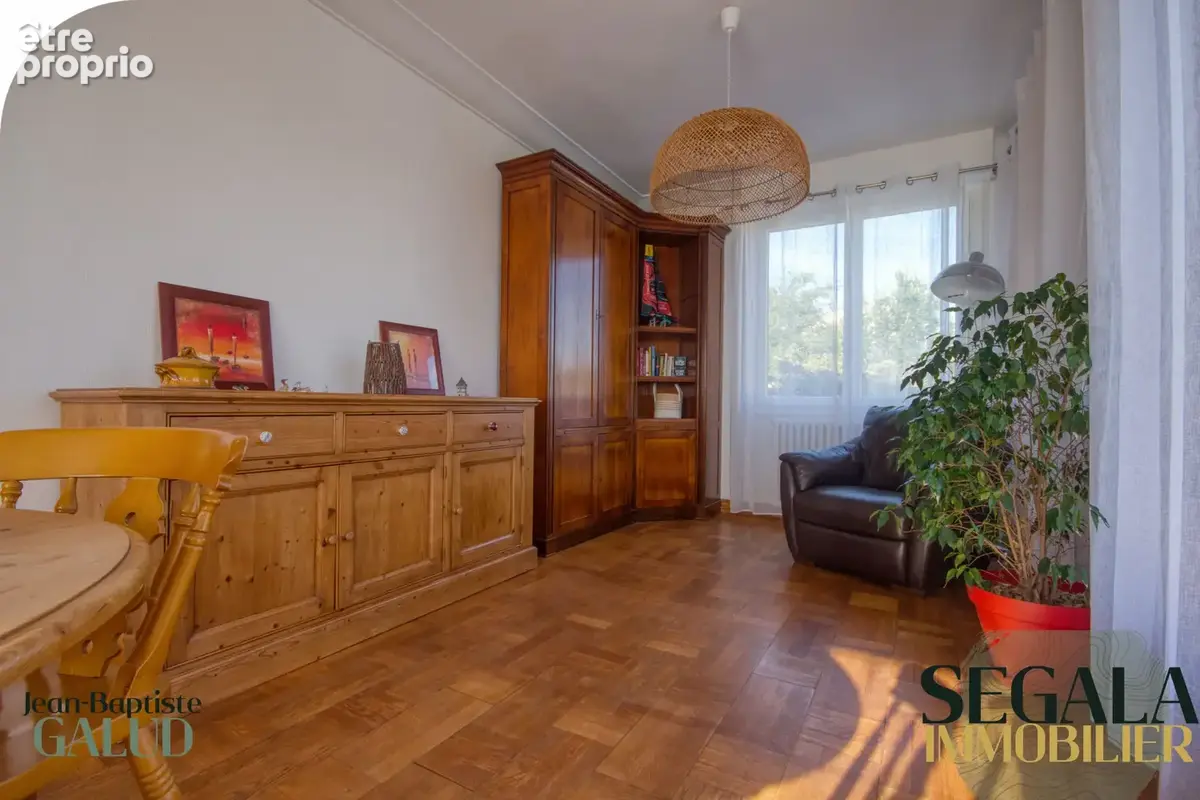 Maison lumineuse avec trois chambres, terrasse et grand garage - photo 4
