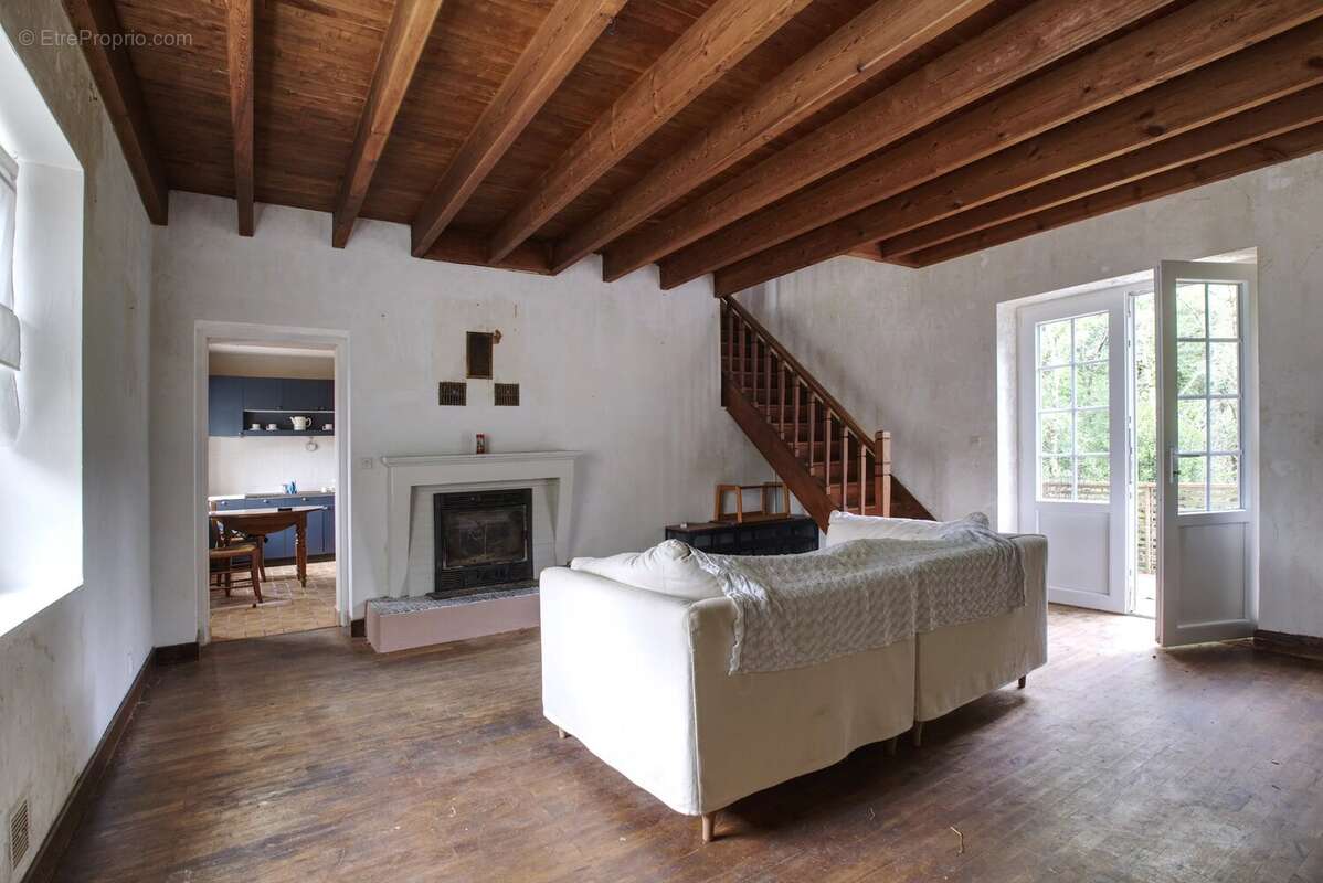 Maison de village à finir de rénover avec accès privatif à la rivière, au cœur d'un charmant village avec bar - photo 3
