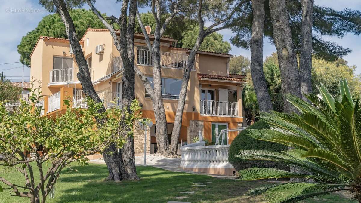 Maison à LES ISSAMBRES