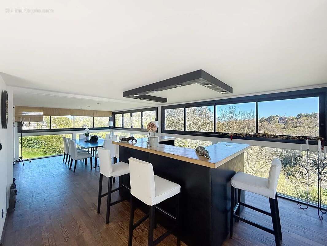Vaste maison contemporaine dans un cadre verdoyant - photo 9