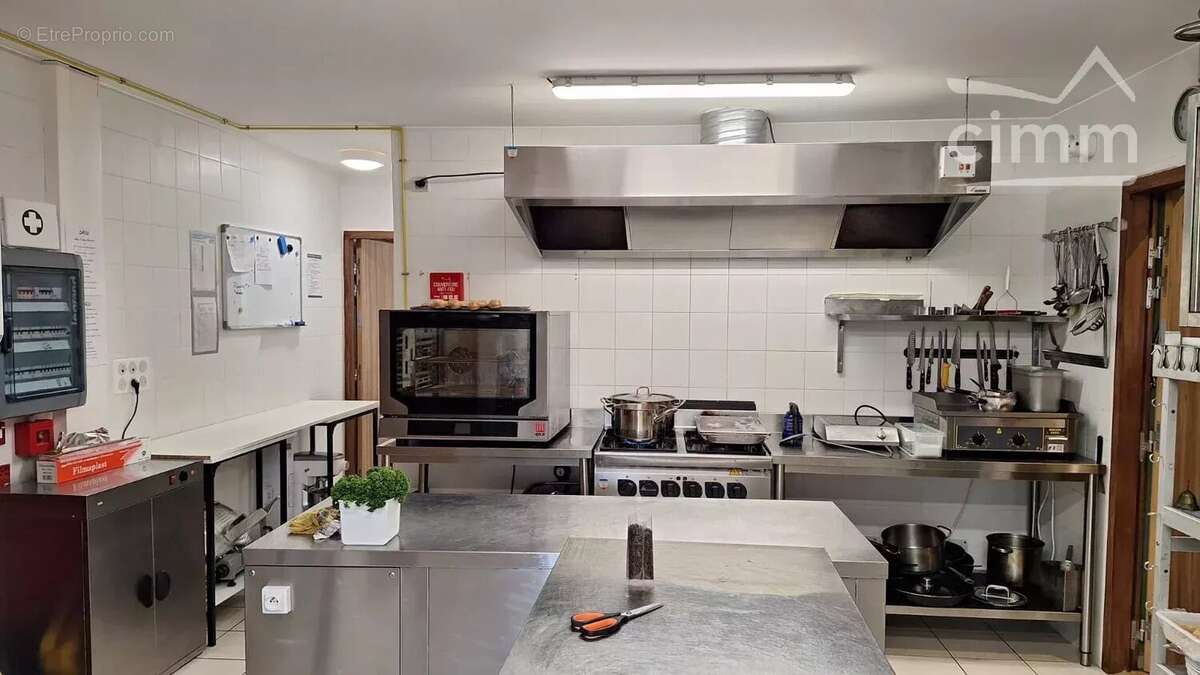 Commerce à SAINT-ANDRE-DE-CRUZIERES