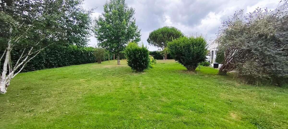 Maison de plain-pied – 167 m² – piscine avec abri haut – dpe b – panneaux solaires – 3 596 m² de terrain – clam, à 5 minutes de  - photo 17