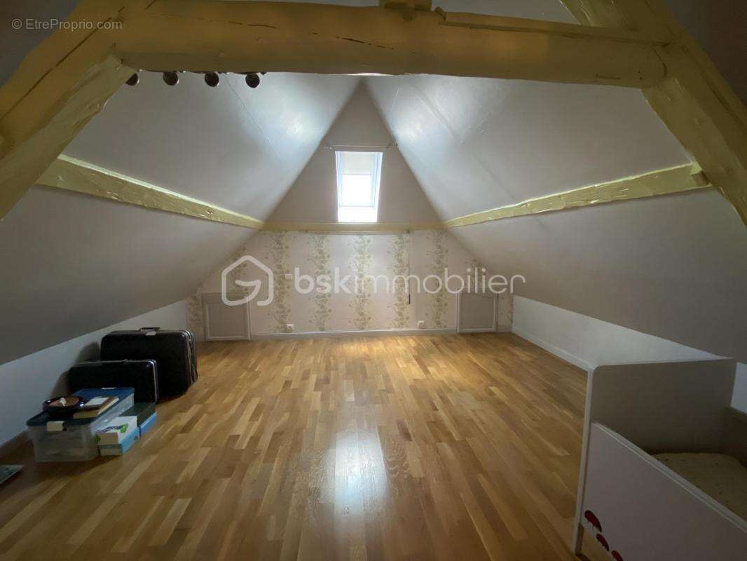 Antoine Rafart BSK Immobilier vous présente cette très belle maison de famille de 195 m2 habitables, 4 chambres, 800 m2 de terra - photo 11