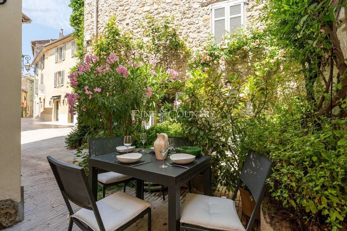 À vendre – Coeur de MOUGINS VILLAGE - Ensemble unique de deux maisons avec vue mer - photo 7