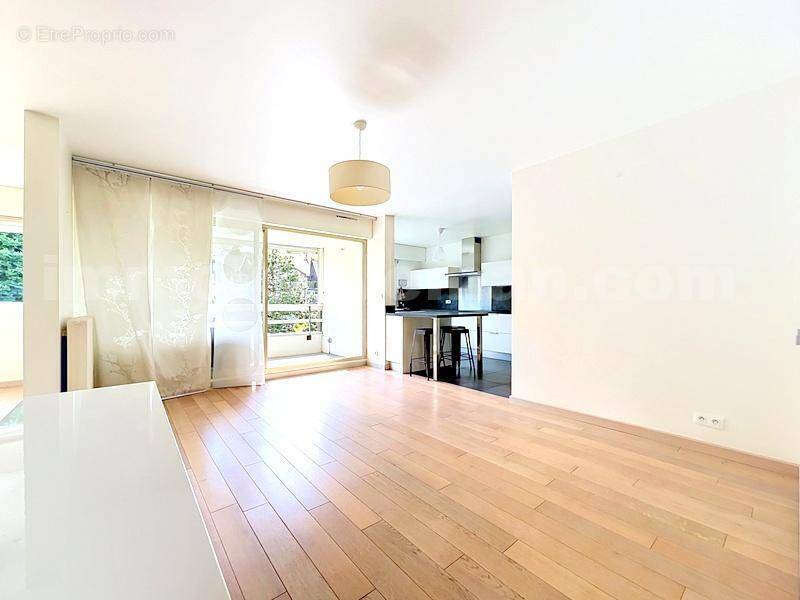 APPARTEMENT_T4_TRANSFORMEE_EN_T3_IMMO_PROLEMAN_COLLONGES_SOUS_SALEVE_BELLES_PRESTATIONS_RENOVEE_BEAUX_VOLUMES_PIED_DE_LA_DOUANE_Veyrier_geneve_TRAM_CEVA_frontiere_Suisse_rangement_pièce_de_vie_séjour_cuisine - Appartement à COLLONGES-SOUS-SALEVE