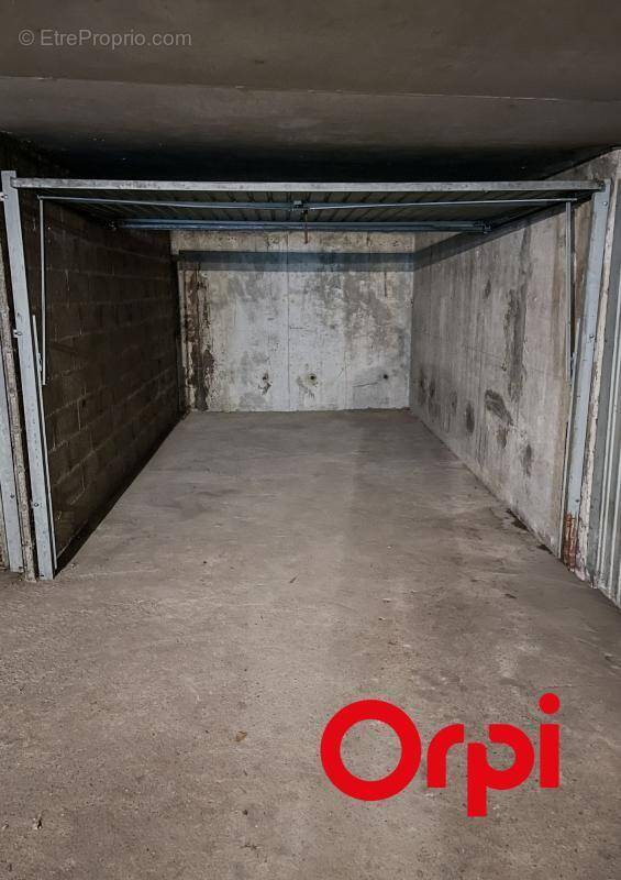 Parking à VENISSIEUX