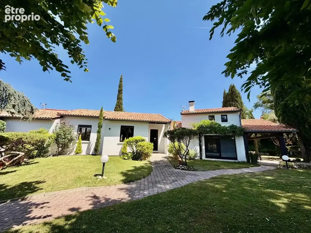 Contemporaine de 163 m² avec piscine sur 2195 m² de terrain - photo 4