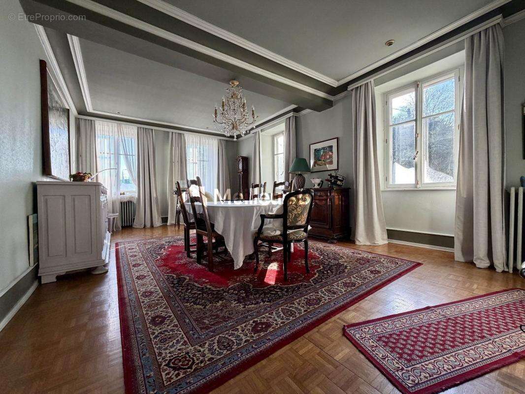 Maison à MONTREUX-CHATEAU