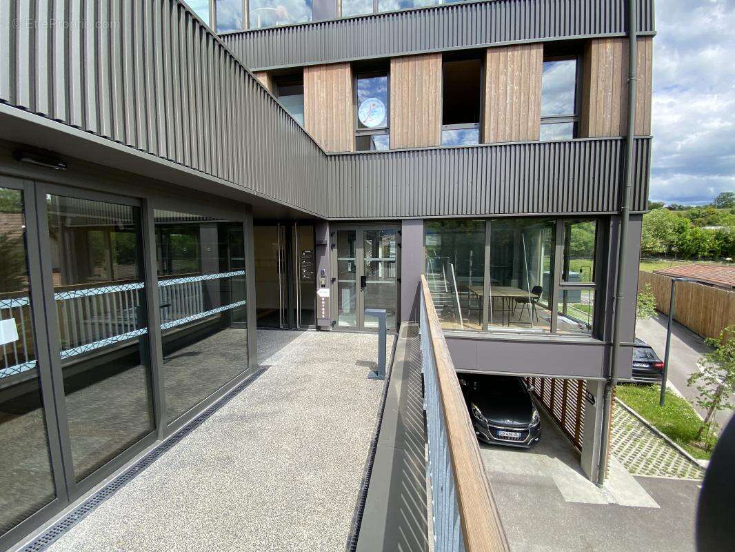 Commerce à ALLONZIER-LA-CAILLE