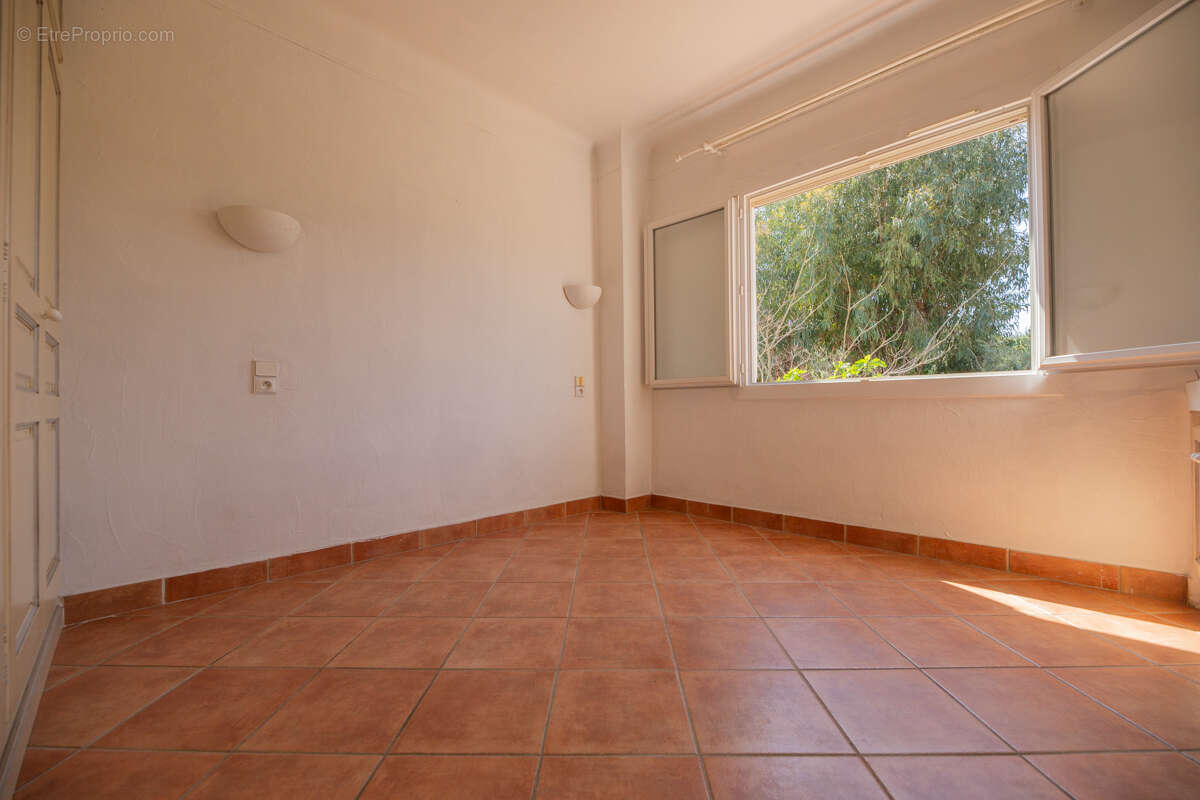 Maison à LA ROQUETTE-SUR-SIAGNE