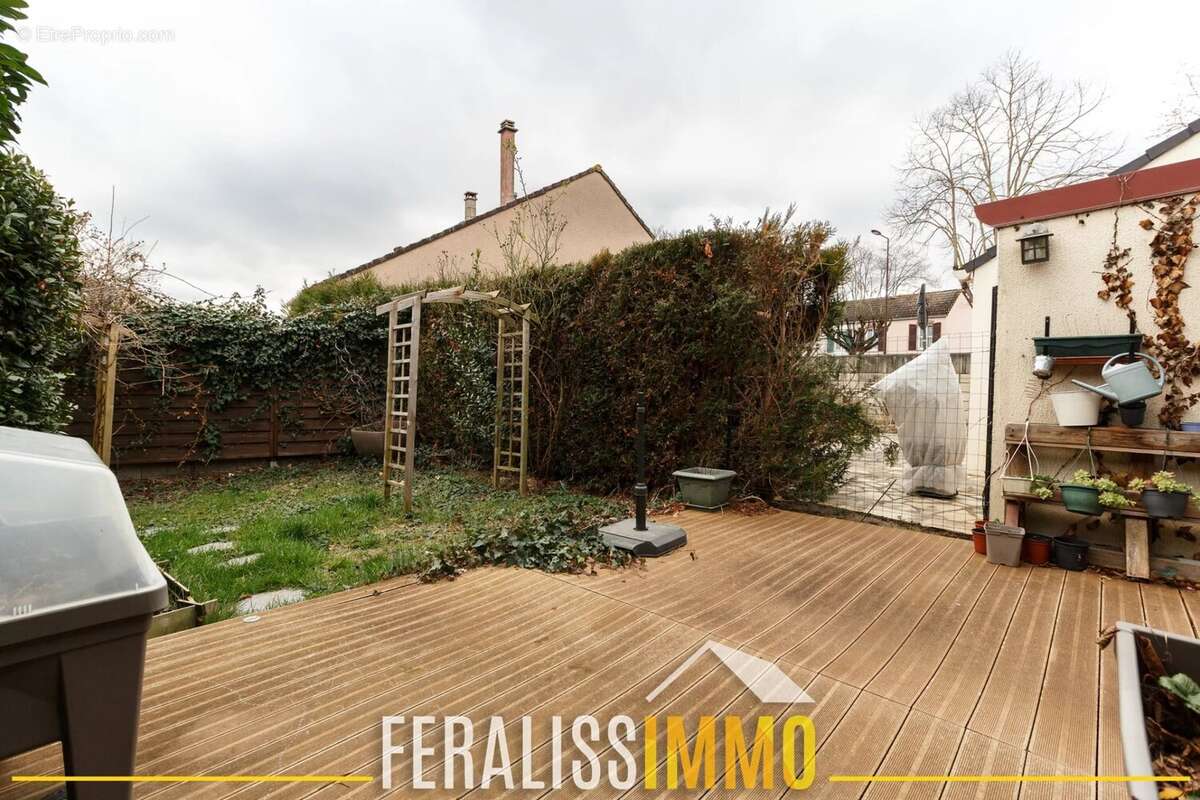 Maison au calme, beaux volumes et véranda plein sud ! - photo 14