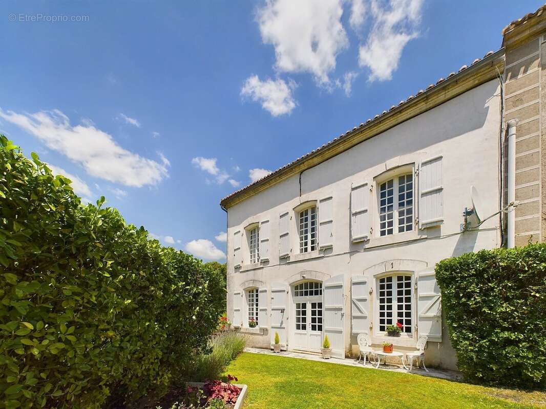 Maison à LA ROCHEBEAUCOURT-ET-ARGENTINE