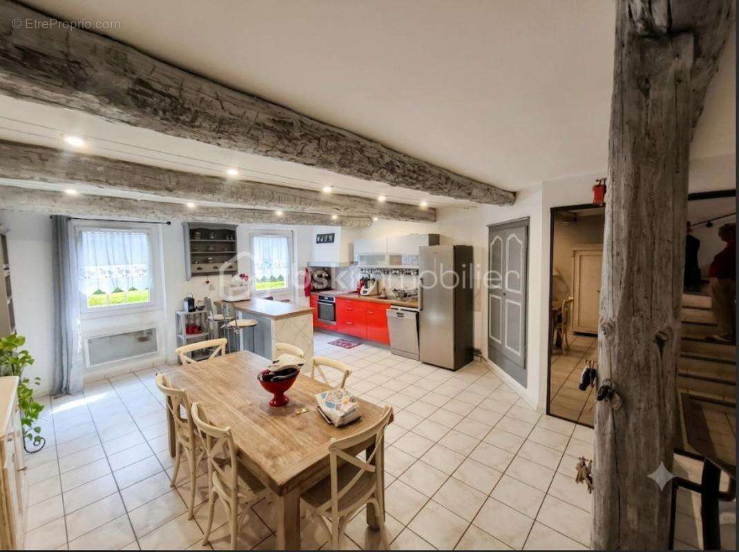 Maison de ville 175 m² avec jardin et garage : 1 appt T4 133 m² et un studio de 33 m² - photo 2