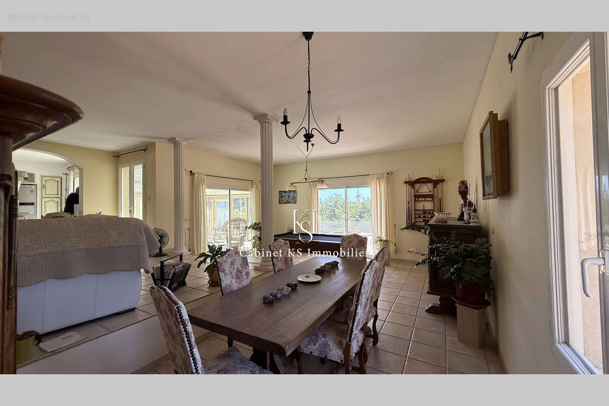 Maison 210 m² à Saint-Maximin-La-Sainte-Baume  - photo 8