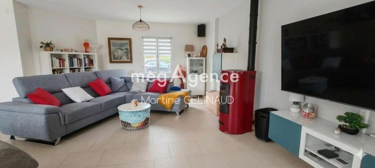 Maison 100 m² à Saint-Georges-Des-Coteaux  - photo 3