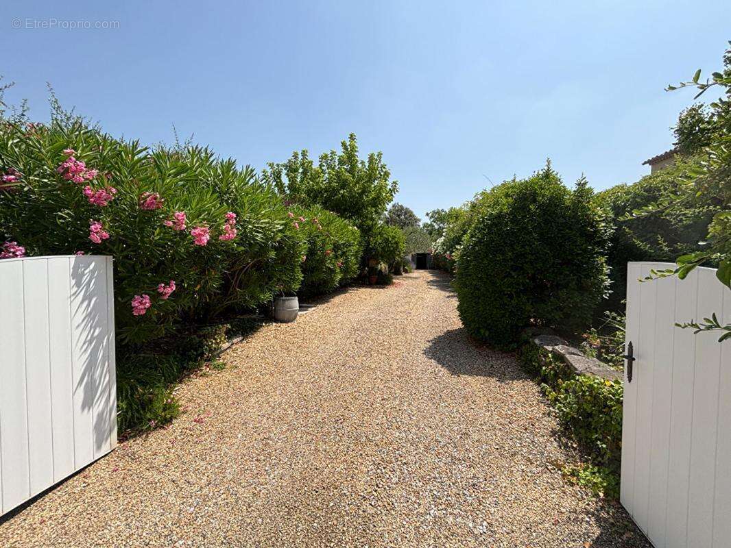 À Uzès, une maison au charme singulier dans un écrin de nature - photo 4