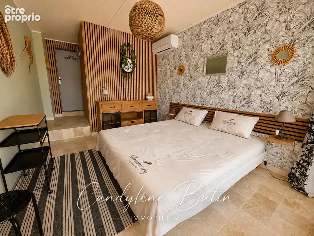 Villa de plain-pied , 164.7 m² ,4 chambres , 3 suites ?,piscine , terrain 1 025 m² - photo 13