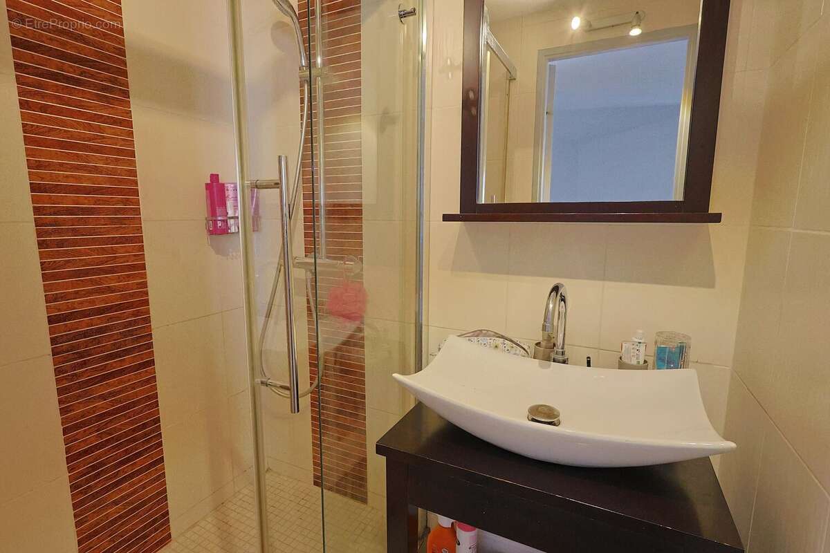 Maison à LA ROQUETTE-SUR-SIAGNE