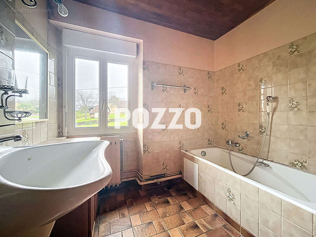 A VENDRE - Juvigny Les Vallées - Maison 6 pièce(s) 135.3 m² - Terrain - Dépendances - photo 9