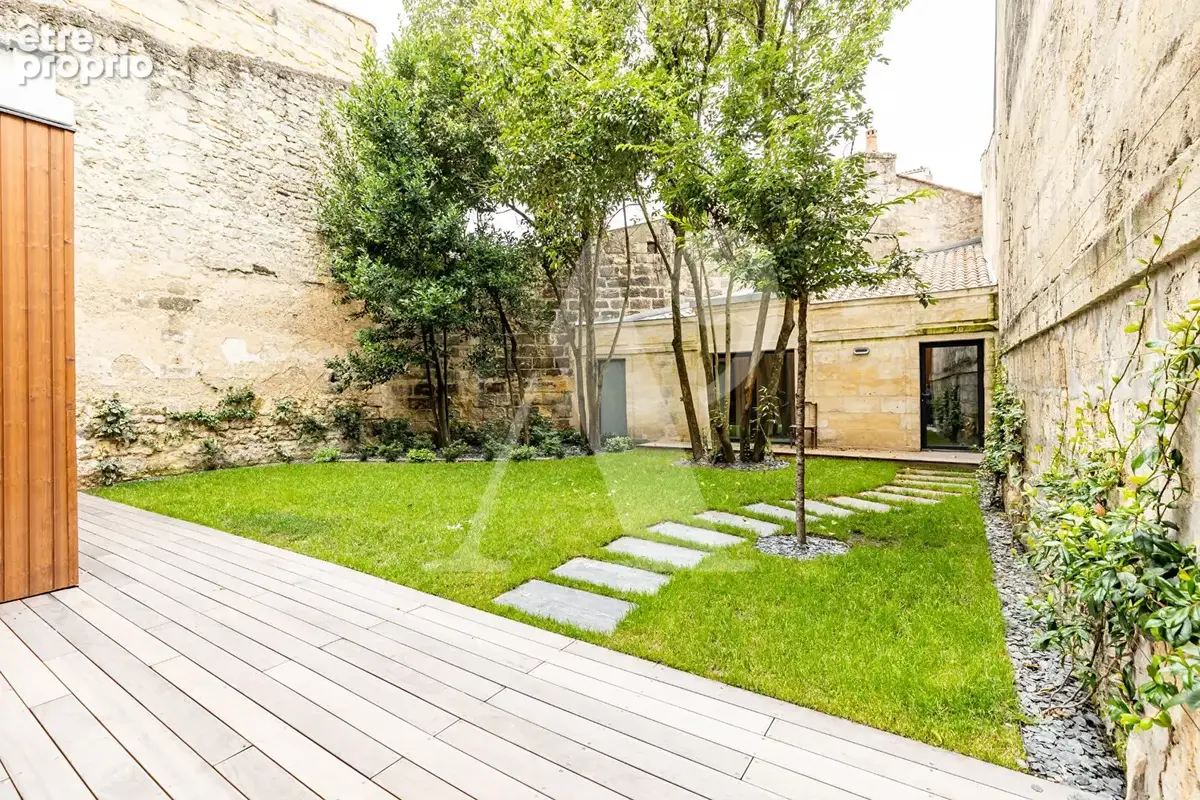 ARCHITECTURE BORDELAISE VALORISÉE- 1900 - Appartement de prestige restauré avec jardin et dépendance - photo 3