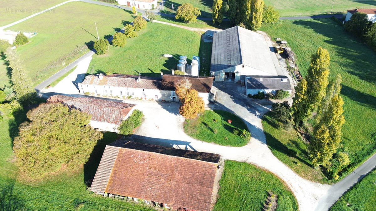 Maison à BAIGNES-SAINTE-RADEGONDE