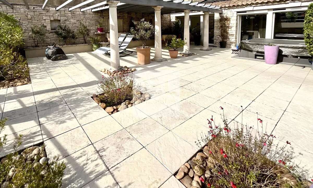 Maison à LAUDUN-L&#039;ARDOISE