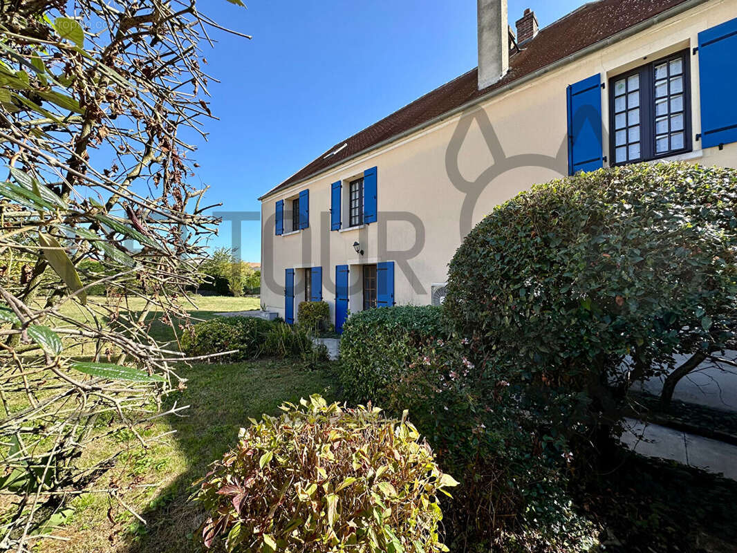 Maison à VILLENEUVE-LE-COMTE