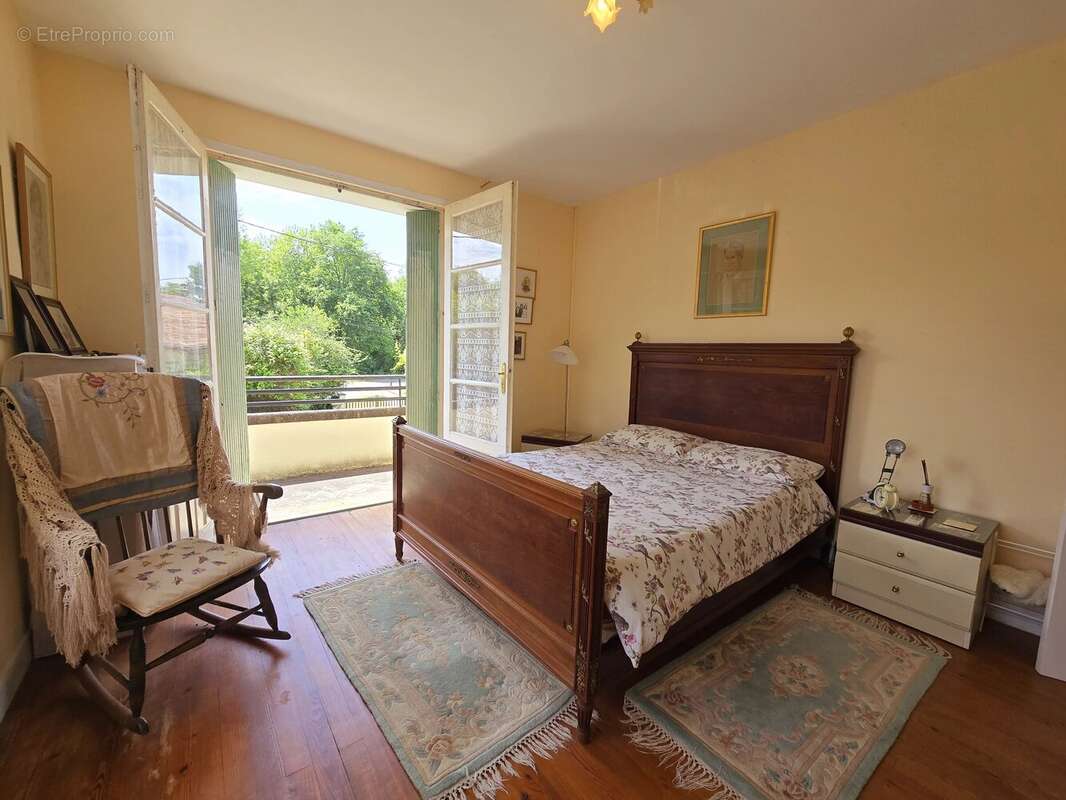 Propriété avec 2 maisons , dépendances et 1 hectare de terrain - photo 9