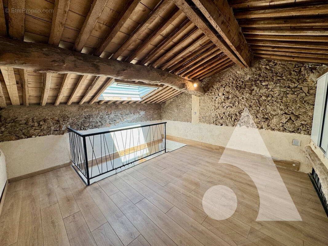 Appartement à COTIGNAC