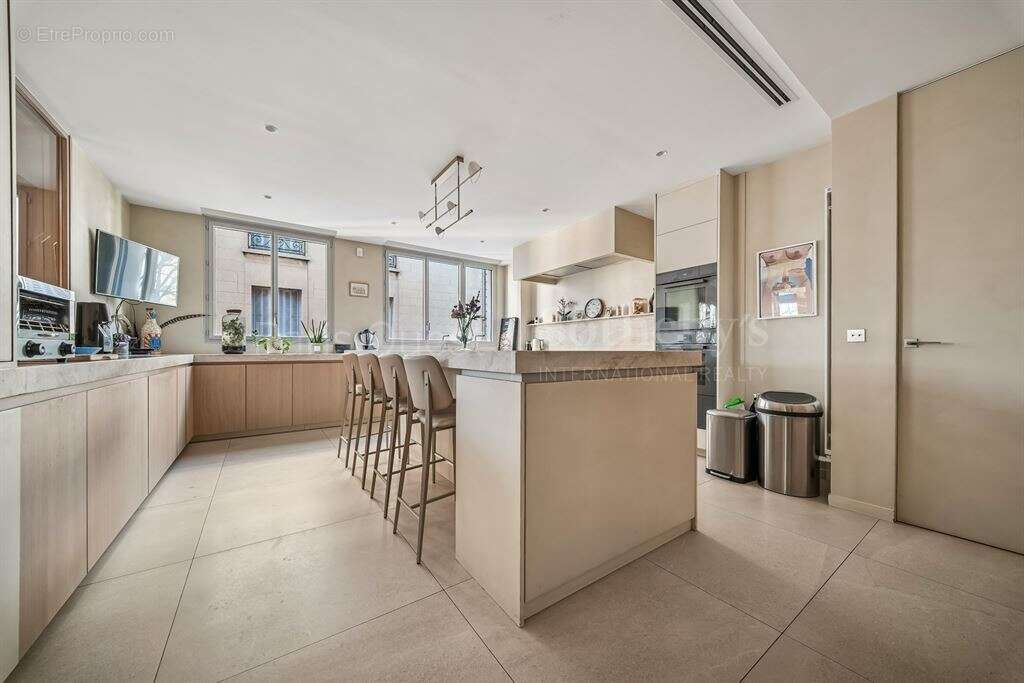 Appartement à PARIS-16E