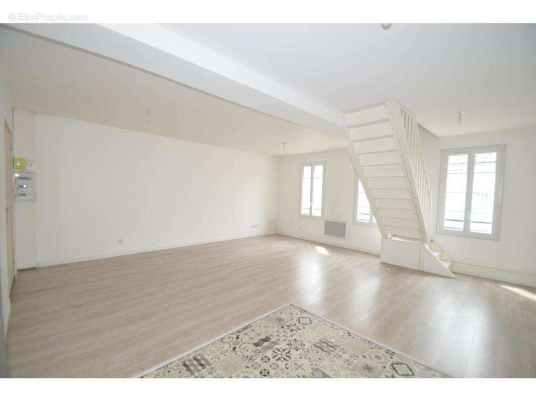 Appartement à COUTRAS