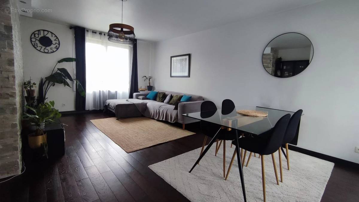 Appartement à VILLETANEUSE