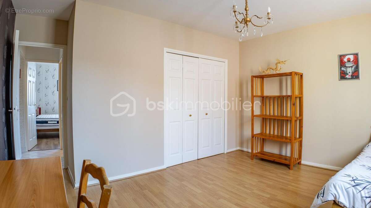 Magnifique appartement 3 pièces, spacieux (88 m²), entièrement rénové dans une résidence sécurisée (avec ascenseur, cour collect - photo 12