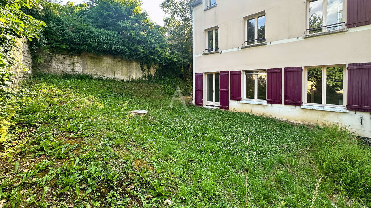 Grand t2  + jardin + parking + cave - centre ville osny - photo 8