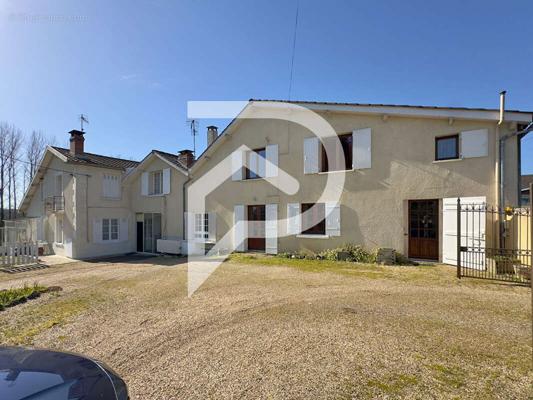 Maison à SAINT-FRONT-DE-PRADOUX