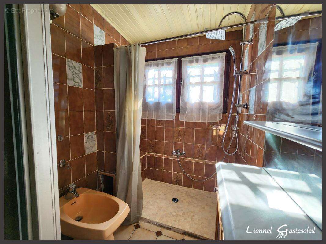 Maison à vendre de plain pied 3 chambres double garage et piscine sur la commune de  PINEUILH (33) - photo 14
