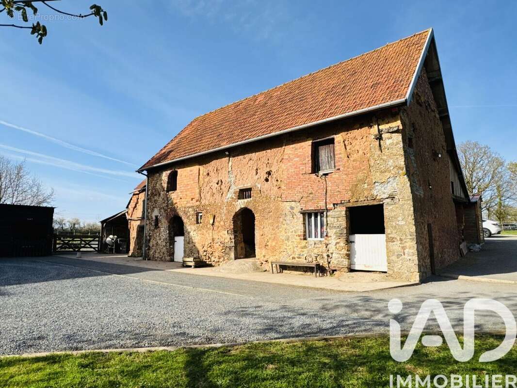 Maison 255 m² à Le Dezert  - photo 3