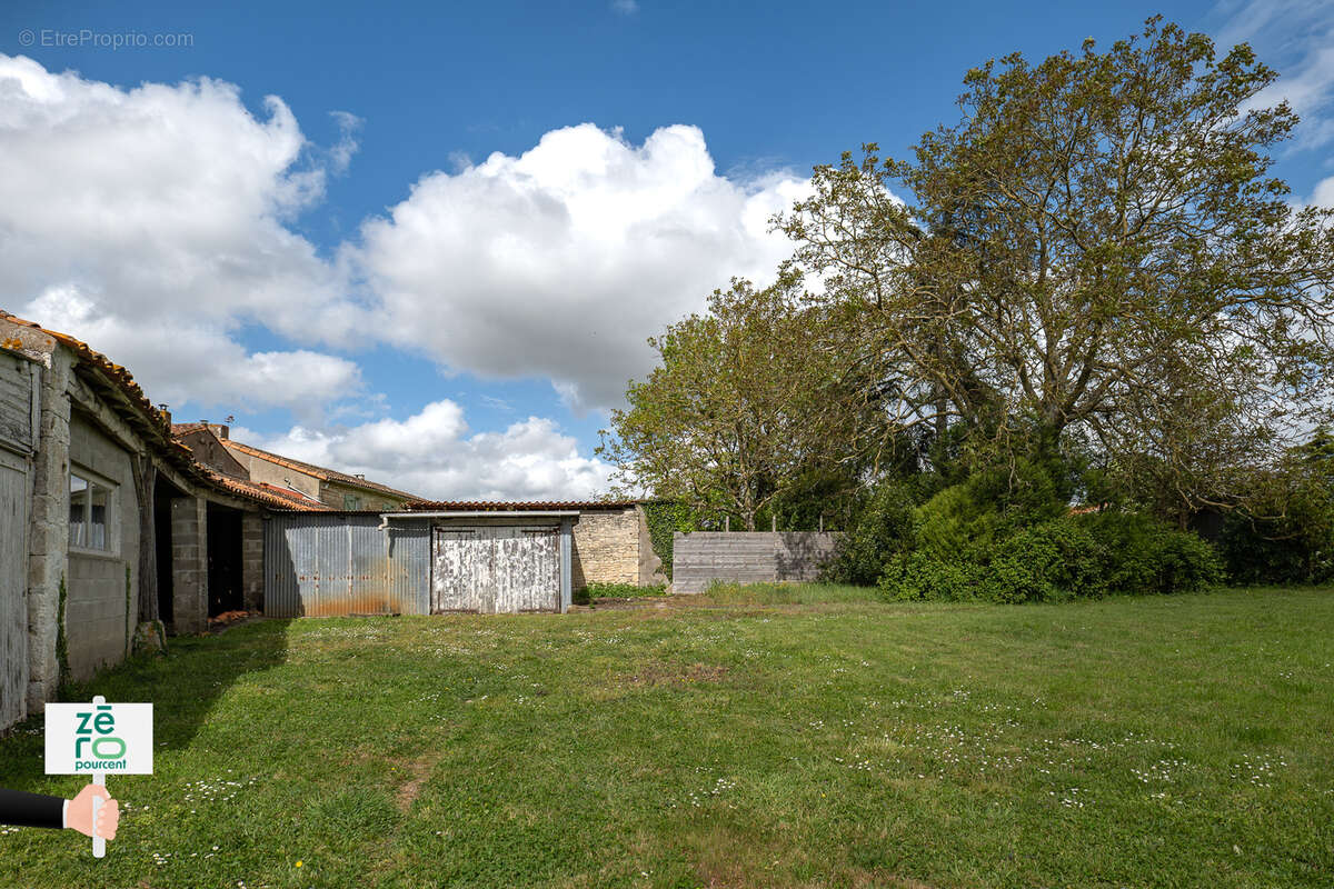 Terrain à LES MAGNILS-REIGNIERS